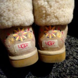 UGG Bootslught brown suede with embroidered flower